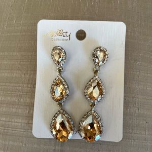 Gold on gold drops 💧 earrings 🎁